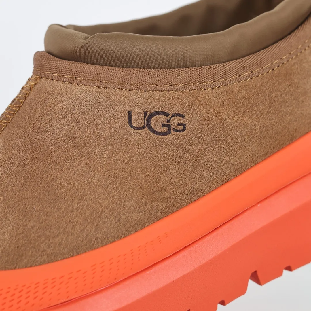 Pick up locally 💰620 Core recommendation Good price Cashmere insoles are a very suitable choice for keeping warm in winter and at home. In the new year, uug launched a series of styles, which are partial to the preferences of young consumers and have also moved to the forefront of fashion trends. Shoe body material Water-repellent coated suede upper 17mm UGGPURE™ implanted wool insole Lightweight non-slip comfortable rubber outsole With brand LOGO Trademark Comes with a full set of packaging Size: 35 36 37 38 39 40 41 42 43 44